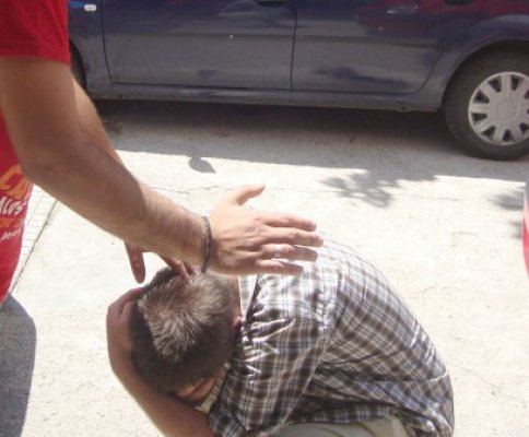 Reţinuţi după ce au tâlhărit un tânăr